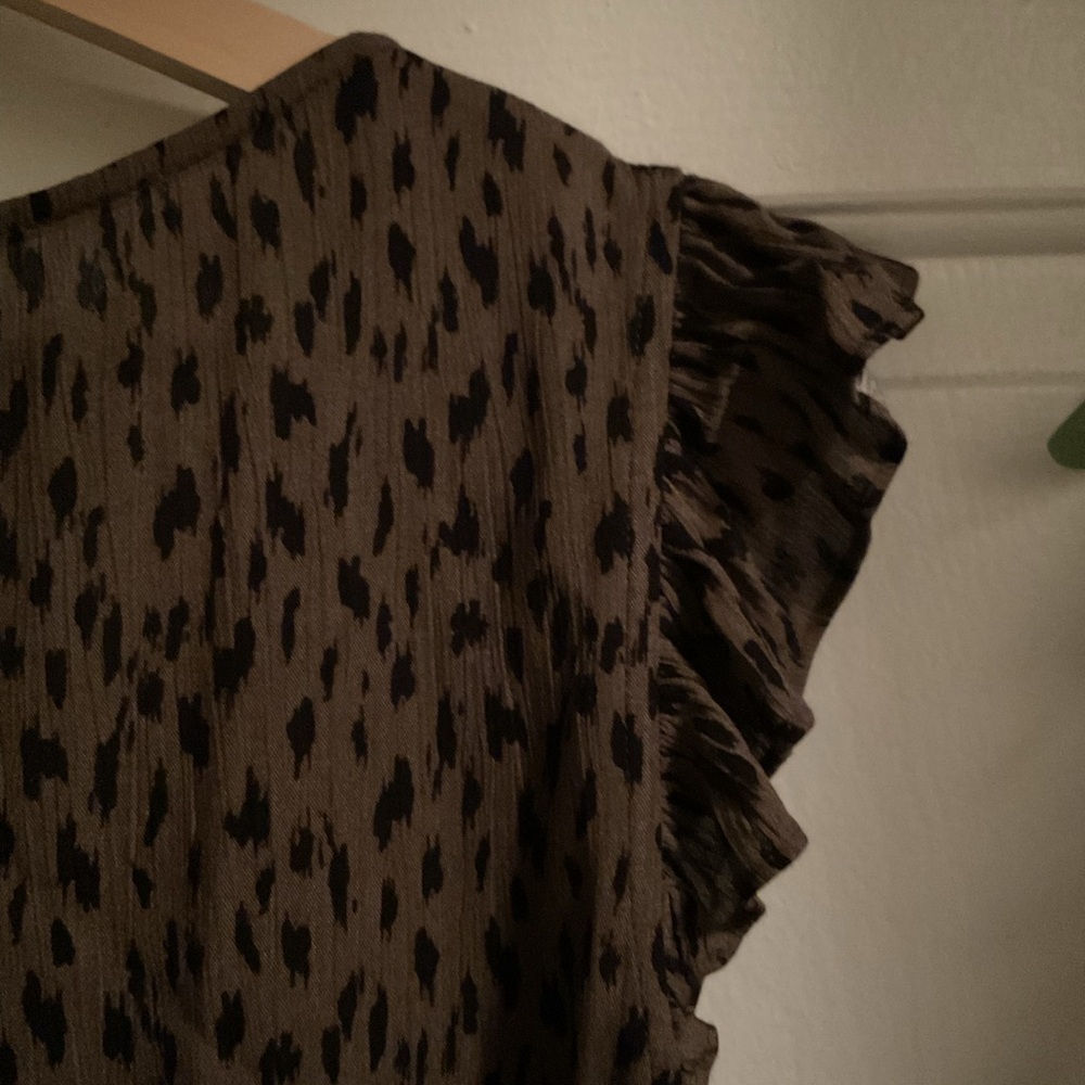EVEREVE Evereve Olive Patterned Ruffle Sleeve Blouse. SIZE S - Picture 4 of 6